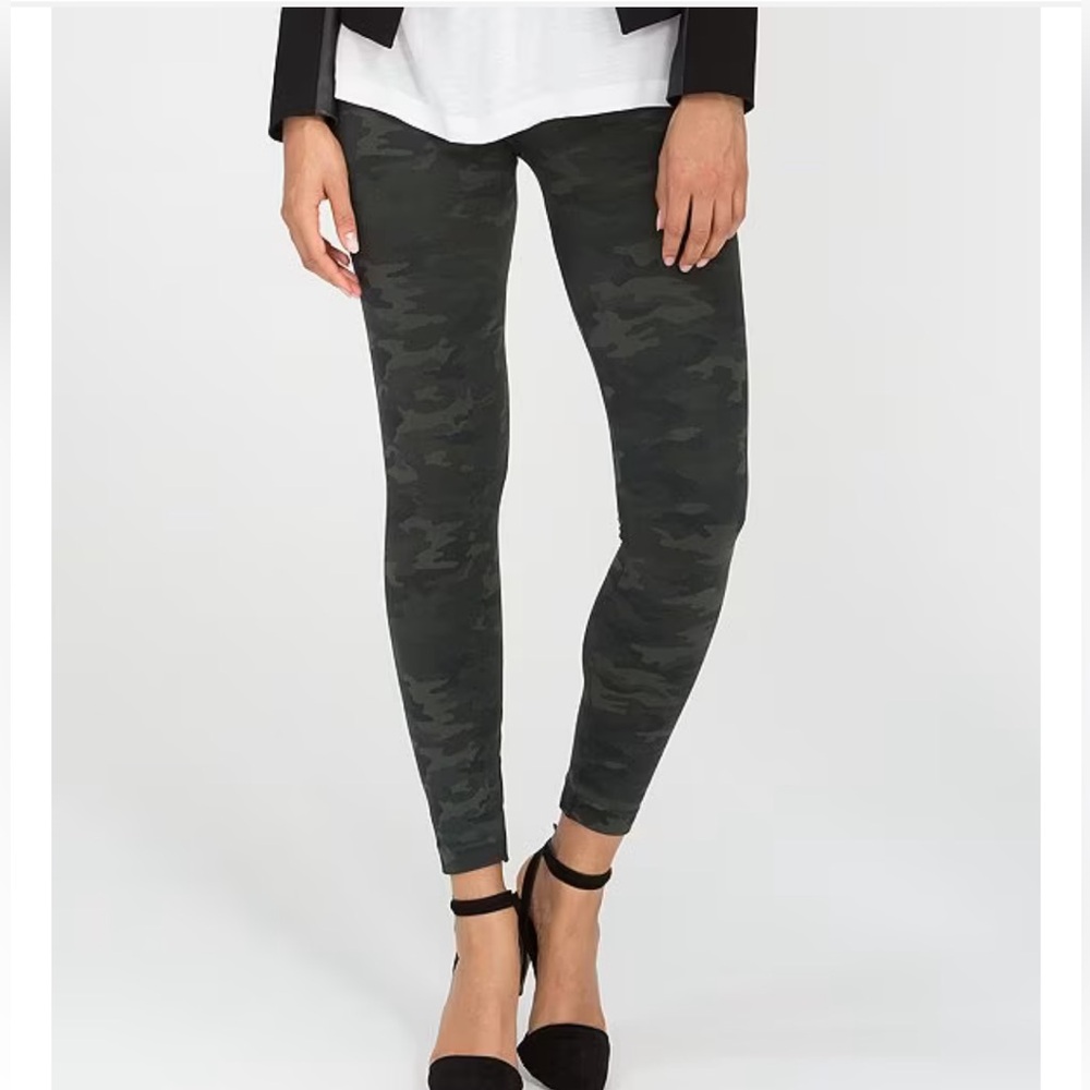 SPANX GREEN CAMO Seamless Shaping Leggings. Size medium
